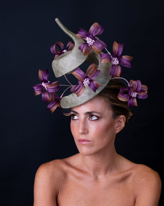 Tocado de Sinamay y flores de seda C-323