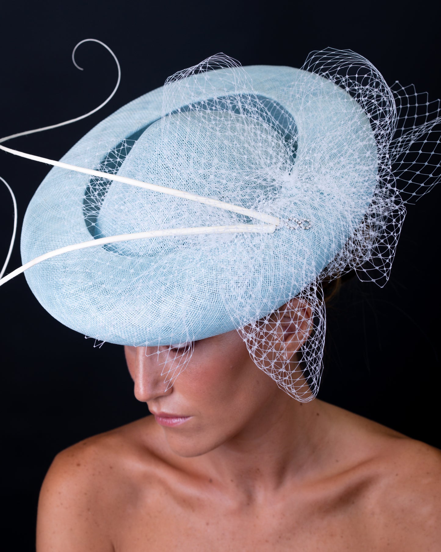 Sombrero de Sinamay con velo C-339