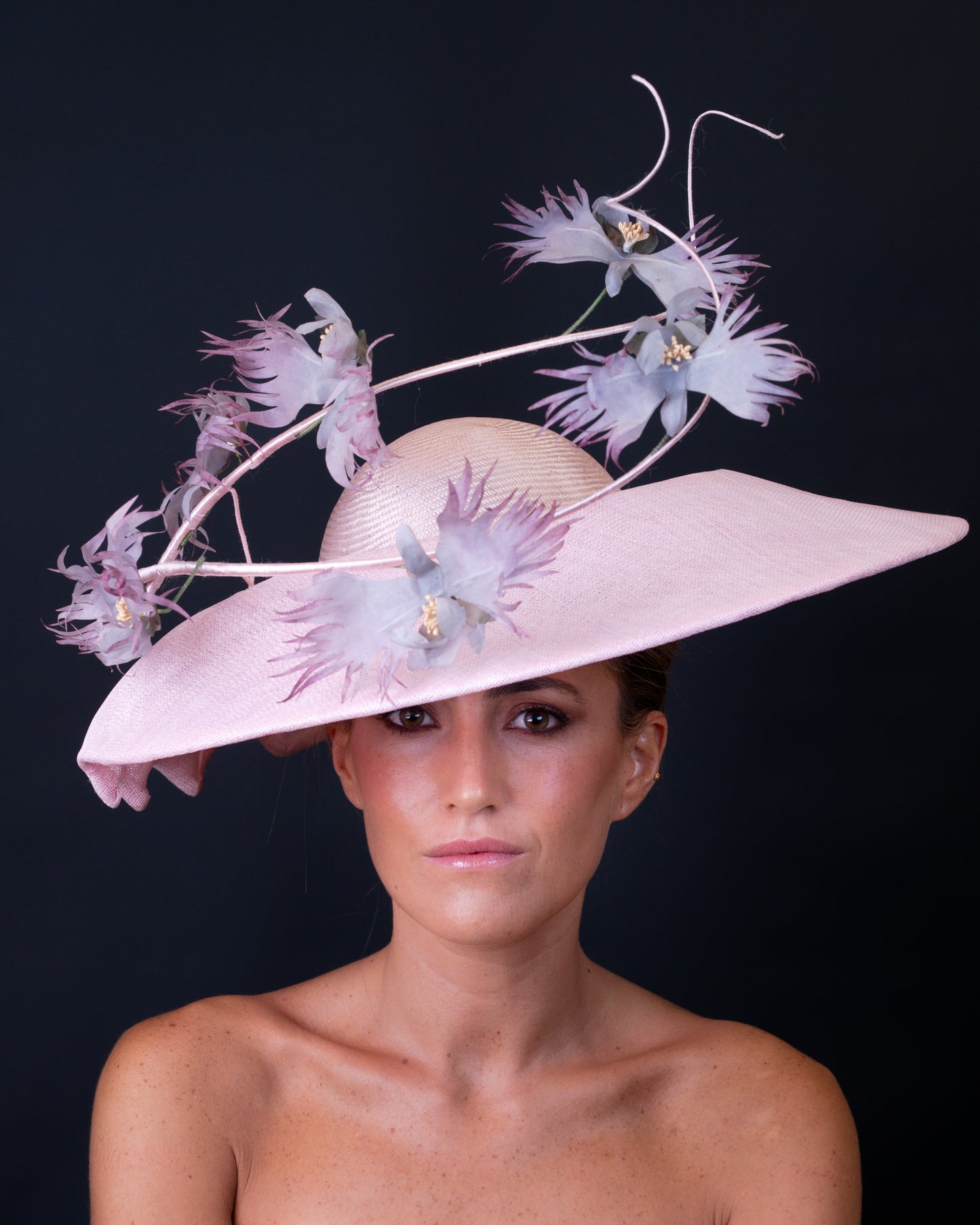Sombrero de Sinamay y flores de seda C-336