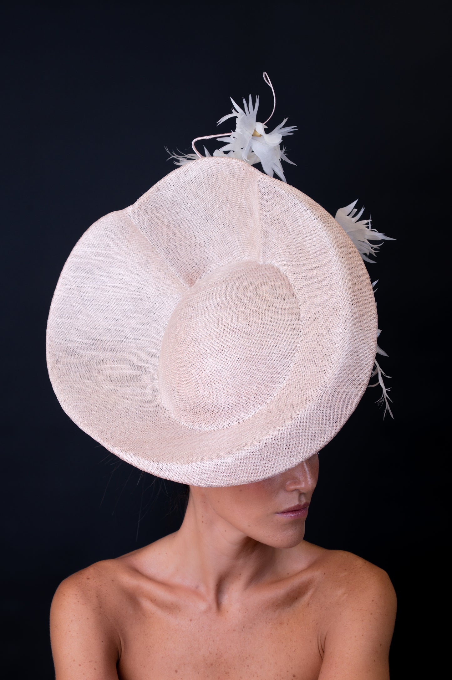 Sombrero de sinamay, flores hechas a mano de seda C-324