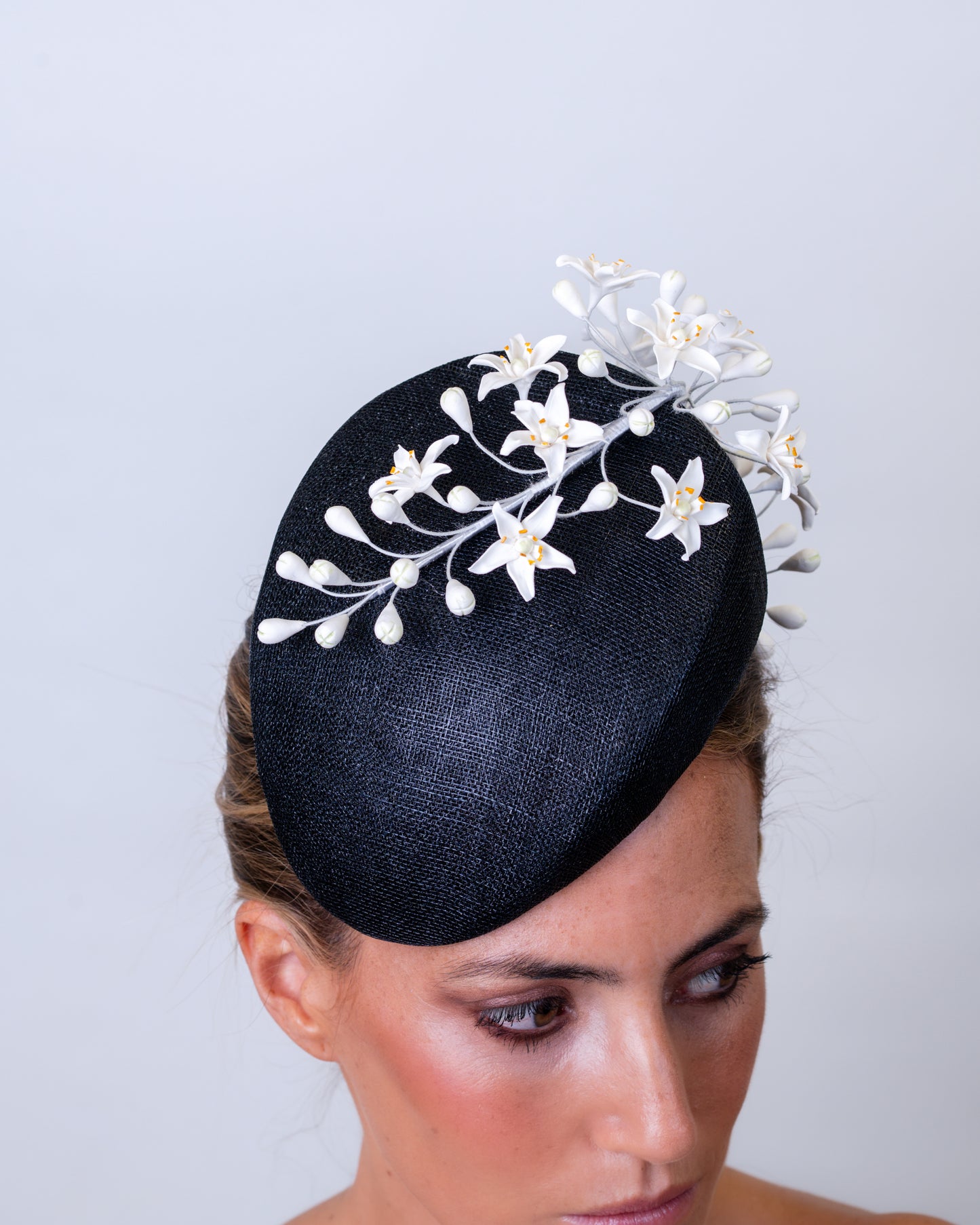 Tocado de Sinamay hecho a mano con flores de Azahar en Porcelana fria C-335