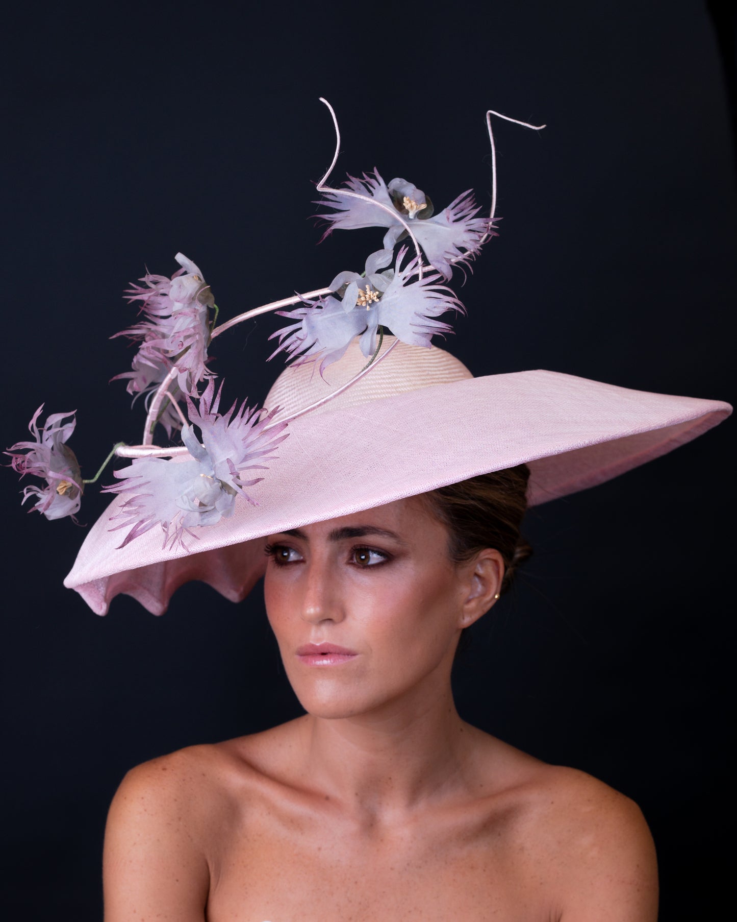 Sombrero de Sinamay y flores de seda C-336