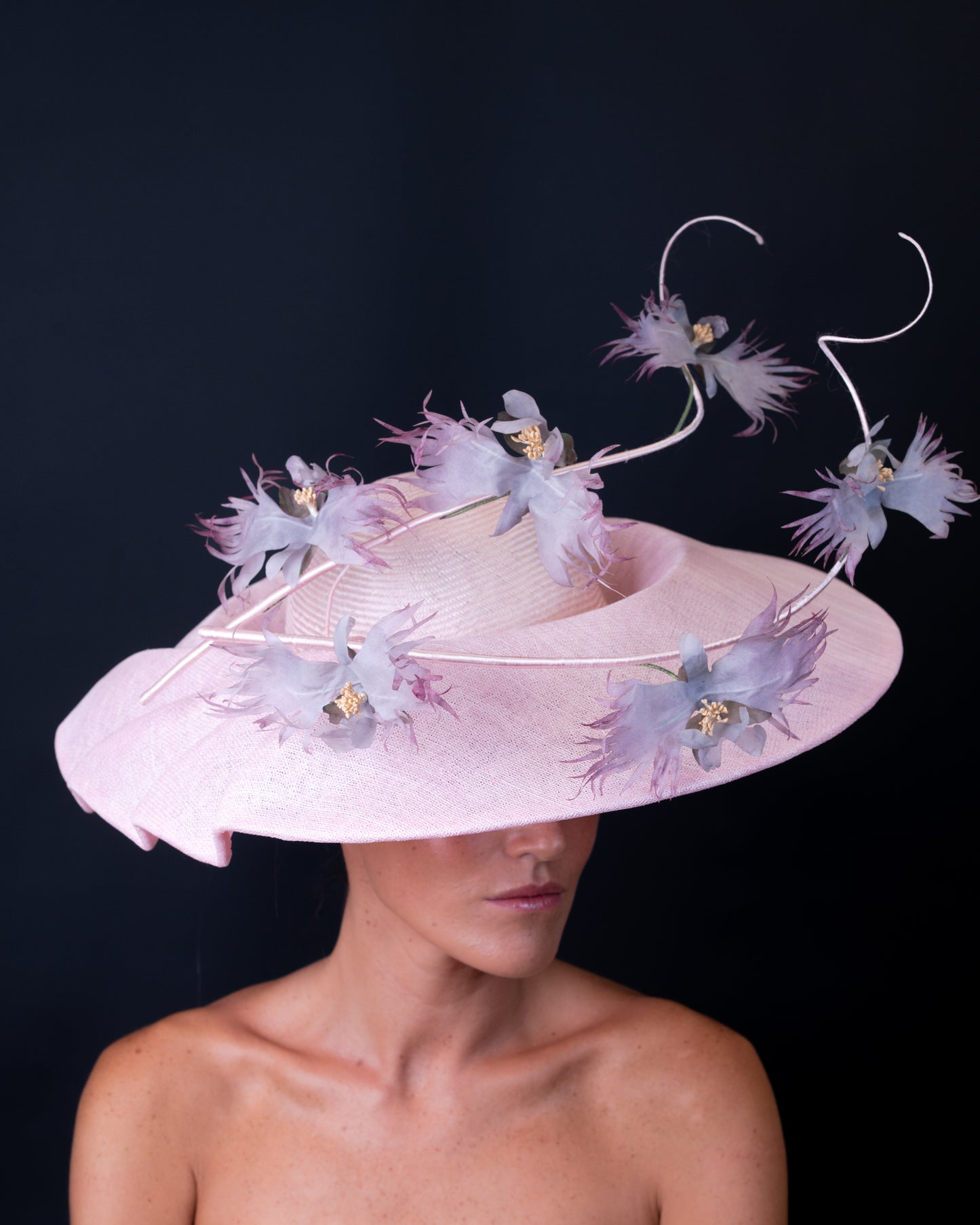 Sombrero de Sinamay y flores de seda C-336