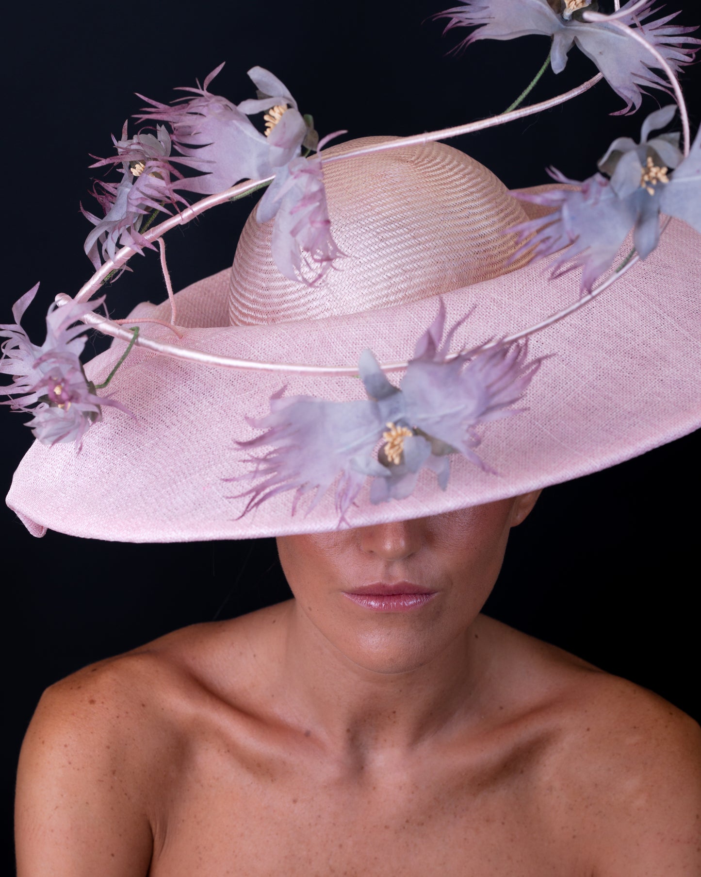 Sombrero de Sinamay y flores de seda C-336