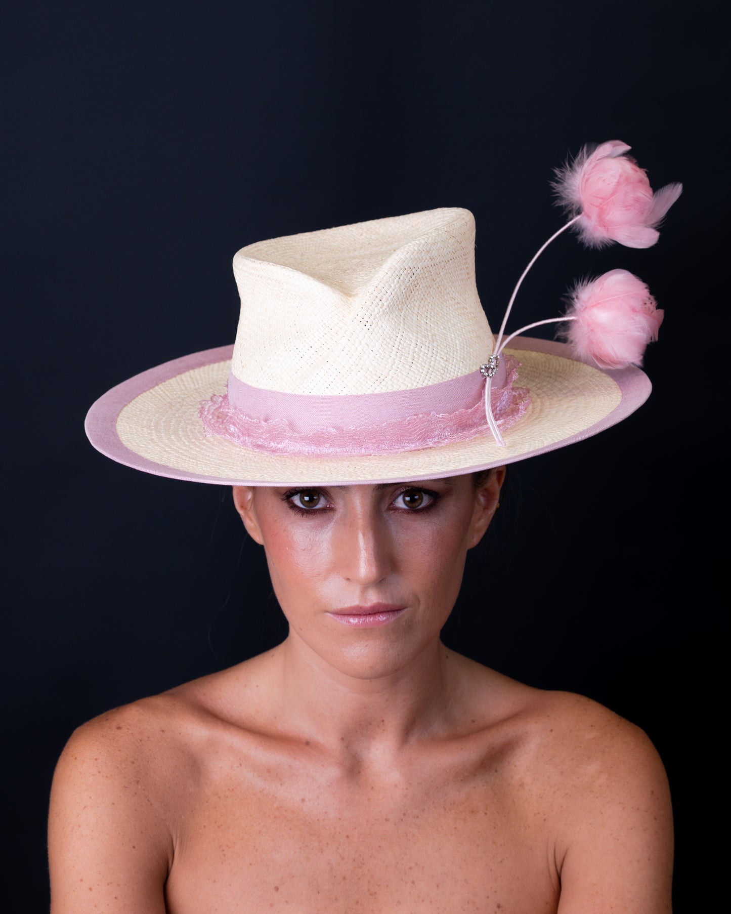 Sombrero de Panamá con flores de plumas C-333