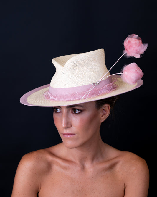 Sombrero de Panamá con flores de plumas C-333