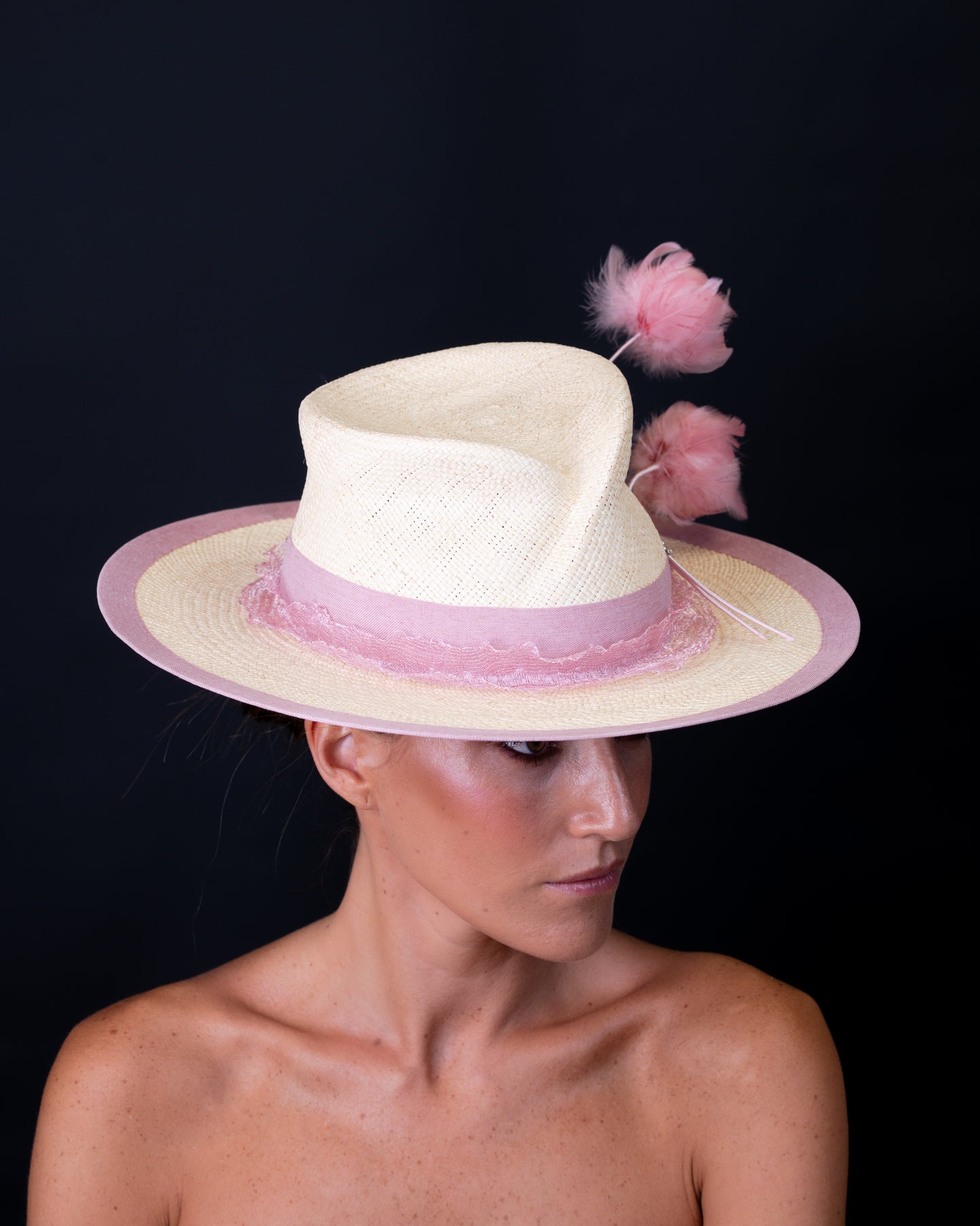 Sombrero de Panamá con flores de plumas C-333