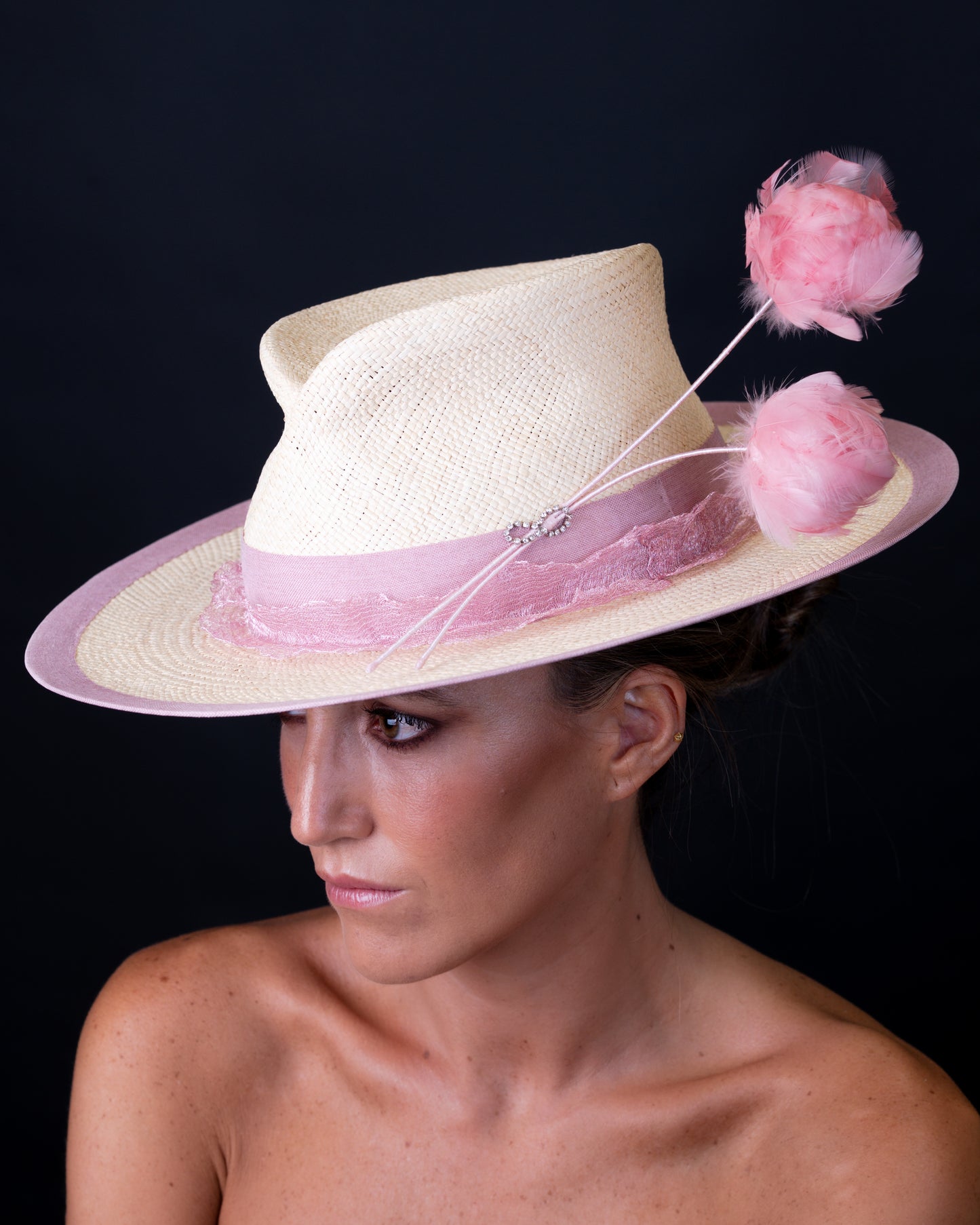 Sombrero de Panamá con flores de plumas C-333