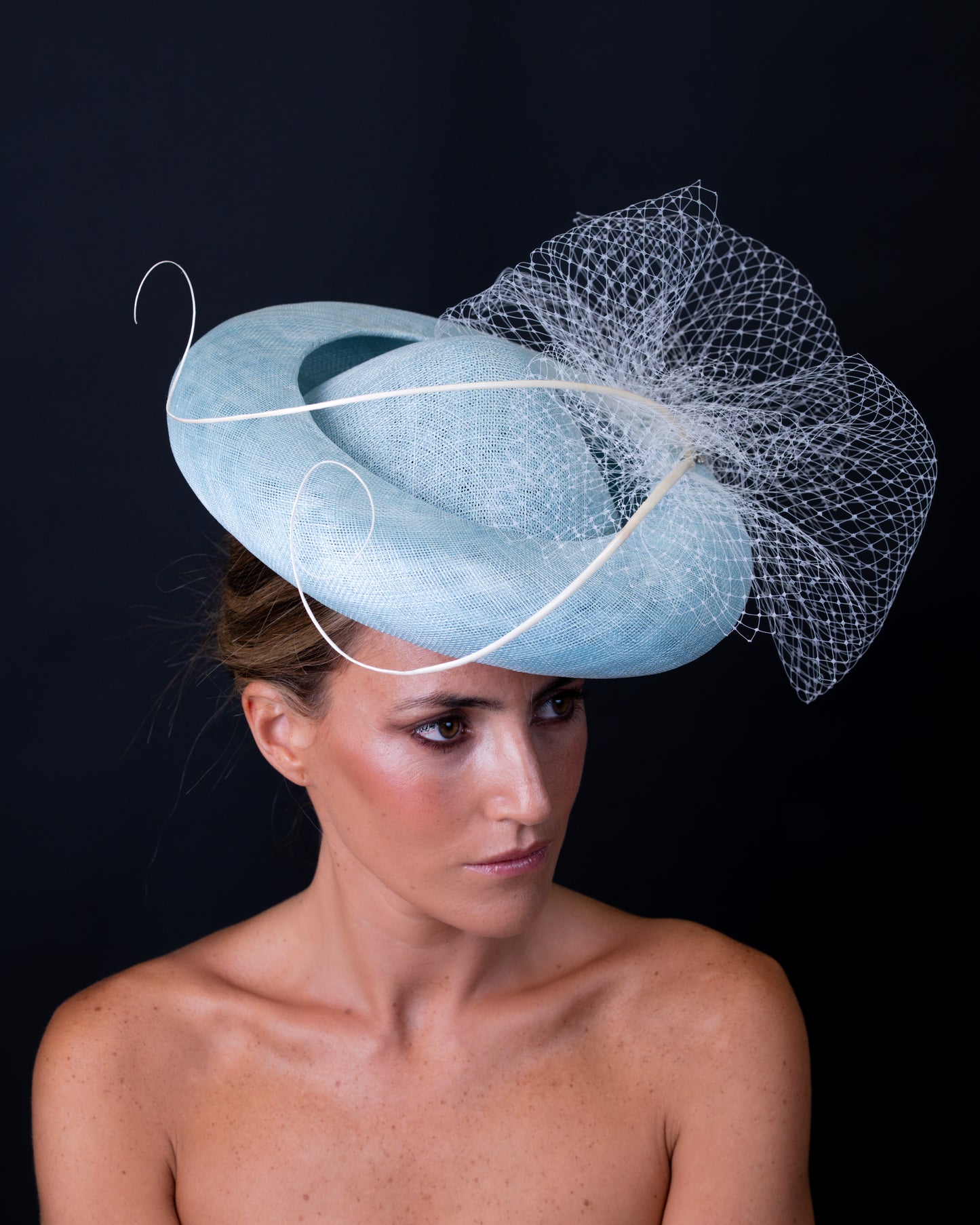 Sombrero de Sinamay con velo C-339