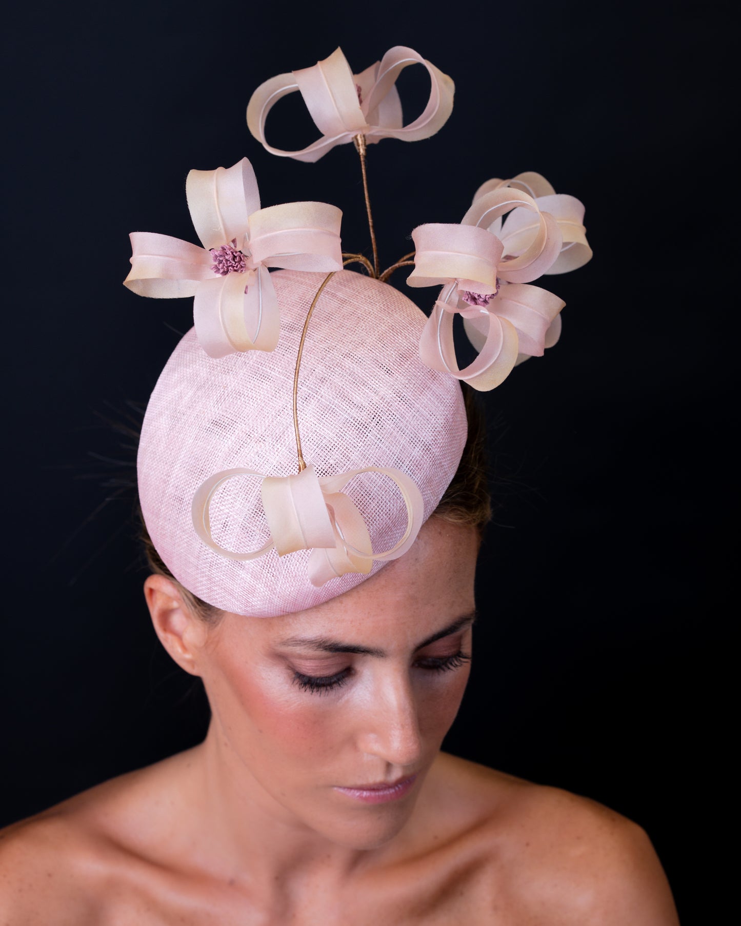 Tocado de Sinamay y flores de seda C-328