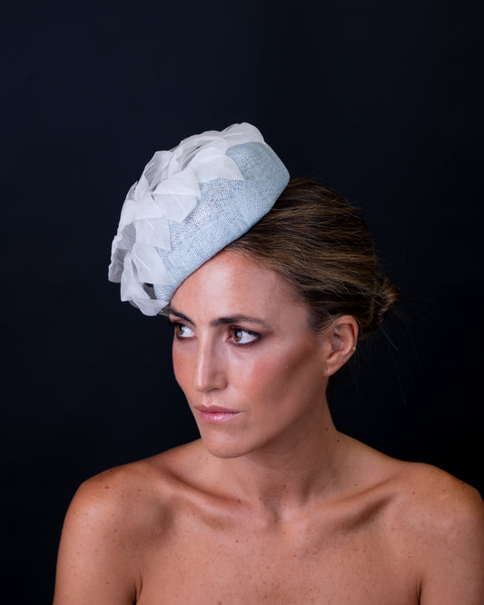 Tocado de Sinamay y hojas de seda C-341